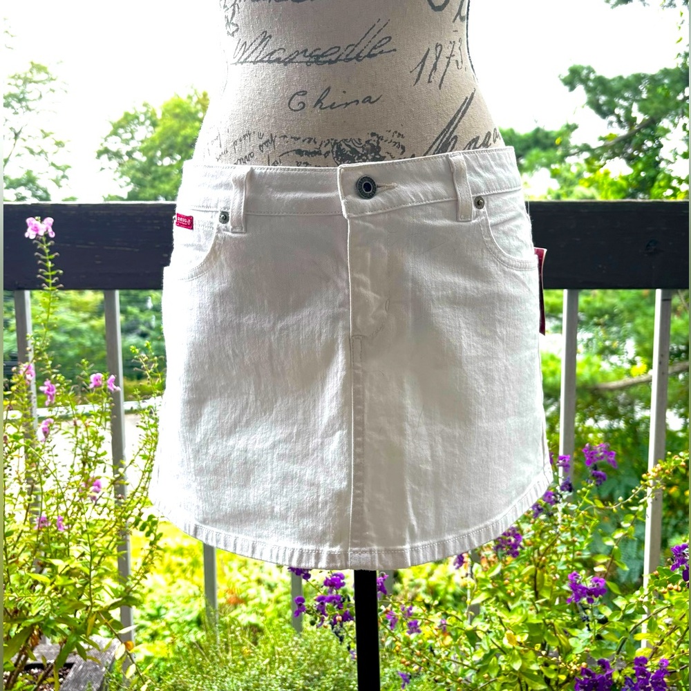 Guess Jeans Stretch Denim Mini Skirt
Size 28
New with Tag / Never Worn
White